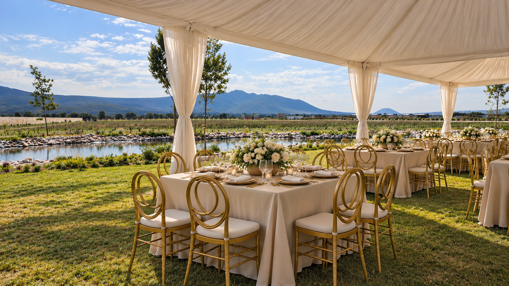 Recepción elegante bajo carpa junto al lago